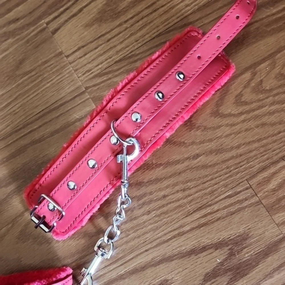 Red furry cuffs‎ New with a chain